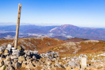 鈴鹿山地・霊仙山から望む伊吹山(滋賀県:2025年11月)