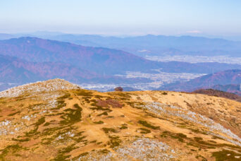 鈴鹿山地・霊仙山から望む経塚山と山頂避難小屋(滋賀県:2025年11月)