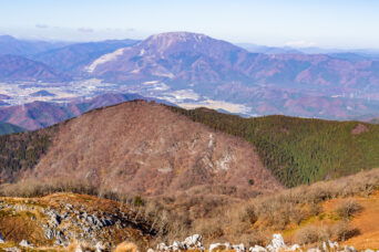 鈴鹿山地・霊仙山・山頂避難小屋付近から望む伊吹山(滋賀県:2025年11月)