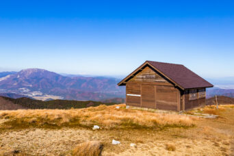 鈴鹿山地・霊仙山・山頂避難小屋と伊吹山、白山(滋賀県:2025年11月)