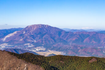 鈴鹿山地・霊仙山・山頂避難小屋から望む伊吹山と白山(滋賀県:2025年11月)