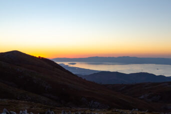 鈴鹿山地・霊仙山・山頂避難小屋から望む琵琶湖方面(滋賀県:2025年11月)