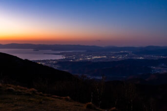 鈴鹿山地・霊仙山・山頂避難小屋から望む琵琶湖方面(滋賀県:2025年11月)
