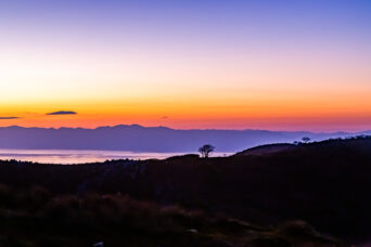 鈴鹿山地・霊仙山・山頂避難小屋から望む琵琶湖方面(滋賀県:2025年11月)