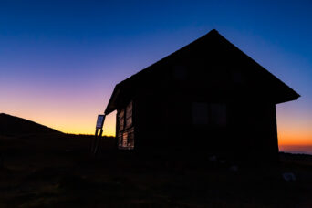 鈴鹿山地・霊仙山・山頂避難小屋(滋賀県:2025年11月)