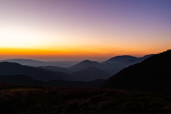 鈴鹿山地・霊仙山・山頂避難小屋から望む藤原岳方面(滋賀県:2025年11月)