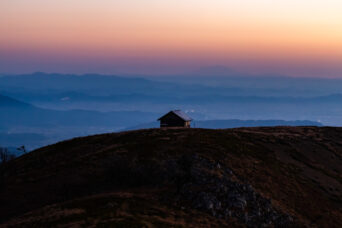 鈴鹿山地・霊仙山・経塚山から望む山頂避難小屋(滋賀県:2025年11月)