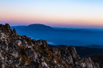 鈴鹿山地・霊仙山・経塚山から望む伊吹山(滋賀県:2025年11月)