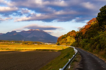 三岐鉄道北勢線・上笠田駅跡付近から望む藤原岳（三重県：2025年12月）