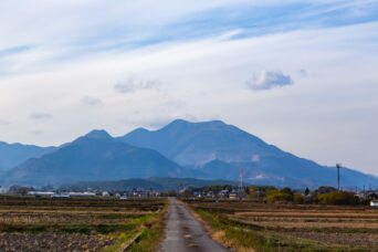 三岐鉄道三岐線・三里駅付近から望む藤原岳（三重県：2025年12月）