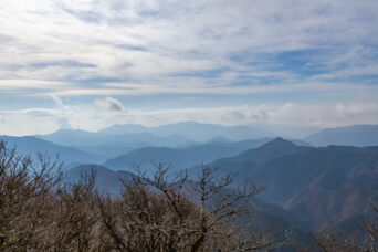 鈴鹿山地・御池岳付近から望む御在所岳方面（滋賀県：2025年12月）