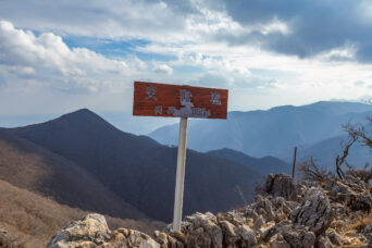 鈴鹿山地・天狗岩から望む藤原岳（滋賀県・三重県：2025年12月）