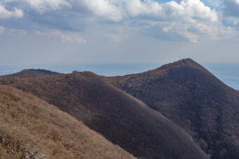 鈴鹿山地・天狗岩付近から望む藤原岳（滋賀県・三重県：2025年12月）