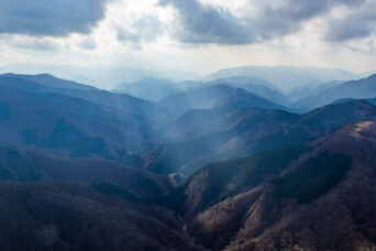 鈴鹿山地・天狗岩付近から望む茨川谷（滋賀県・三重県：2025年12月）