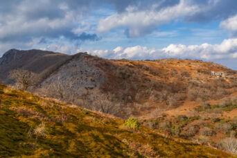 鈴鹿山地・藤原岳から望む藤原山荘と天狗岩（滋賀県・三重県：2025年12月）