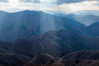 鈴鹿山地・藤原岳から望む多志田山方面（滋賀県・三重県：2025年12月）