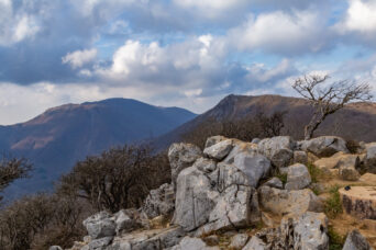 鈴鹿山地・藤原岳から望む天狗岩と御池岳（滋賀県・三重県：2025年12月）