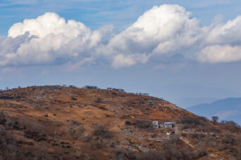 鈴鹿山地・藤原岳から望む藤原山荘（滋賀県・三重県：2025年12月）