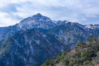 北勢・湯の山温泉・御在所岳ロープウェイから望む鎌ヶ岳(三重県:2025年12月)