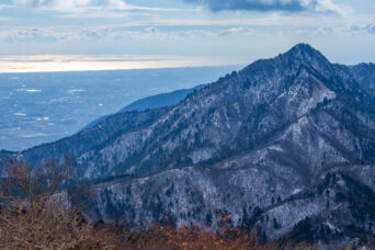 鈴鹿山地・御在所岳付近から望む鎌ヶ岳と伊勢湾(三重県:2025年12月)