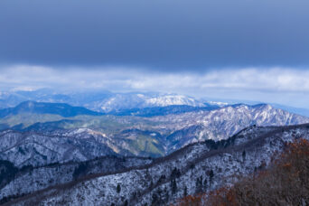 鈴鹿山地・御在所岳から望む藤原岳・霊仙山方面(三重県:2025年12月)