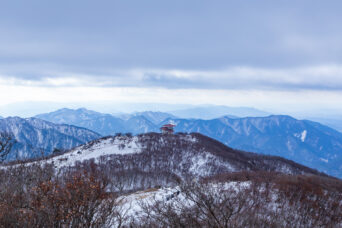 鈴鹿山地・御在所岳から望む御嶽大権現(三重県:2025年12月)
