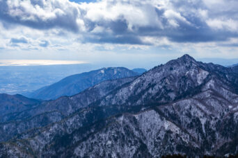 鈴鹿山地・御在所岳から望む鎌ヶ岳と伊勢湾(三重県:2025年12月)