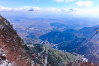 鈴鹿山地・御在所岳ロープウェイ山上公園駅から望む御在所岳ロープウェイ(三重県:2025年12月)