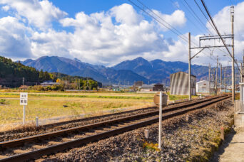 近鉄湯の山線・中菰野駅付近から望む御在所岳と鎌ヶ岳(三重県:2025年12月)