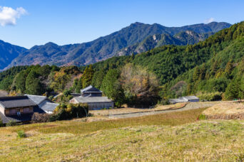 北勢・亀山・坂本集落・坂本棚田から望む鬼ヶ牙方面（三重県：2025年12月）