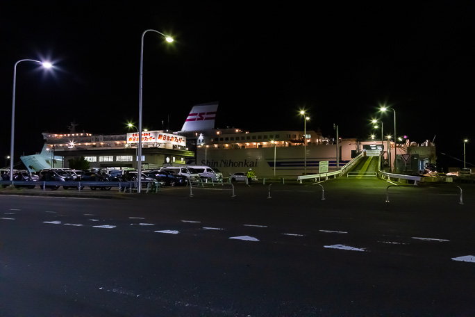 ホテルのように巨大な船体を眺めつつ乗船開始を待つひと時