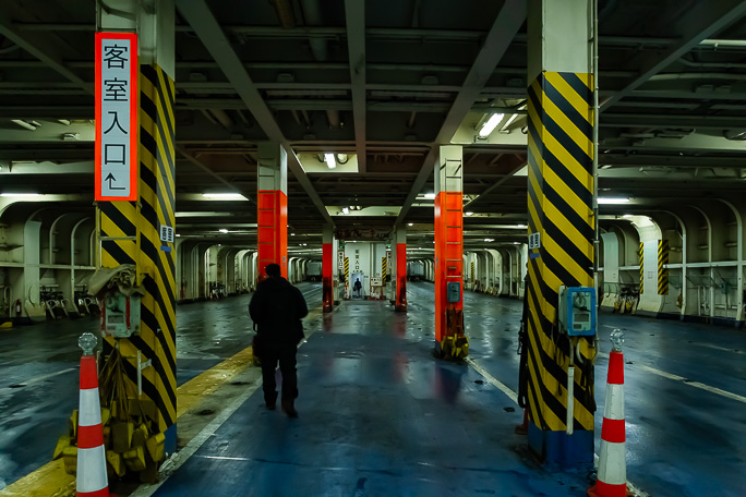 車両甲板に自転車を積み込み客室に向かうのはフェリーの旅ならではの旅情ある瞬間