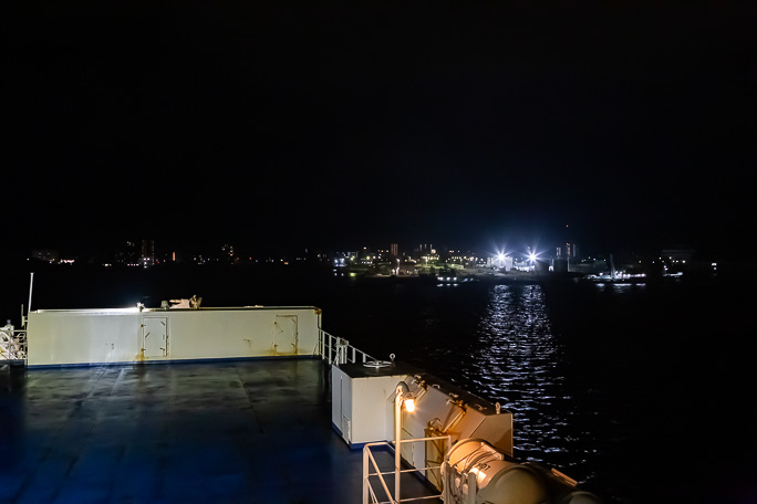 船室に荷物を運び入浴を済ませた頃には舞鶴港を出港していた