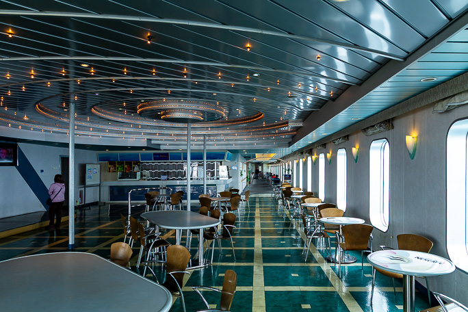 船内では僅かな乗客が思い思いの時間を過ごしていた