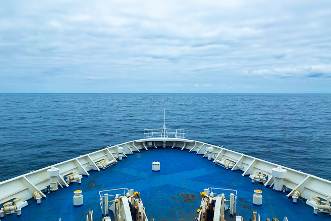 フォワードサロンからは鉄道とは一味違った前面展望も楽しめる