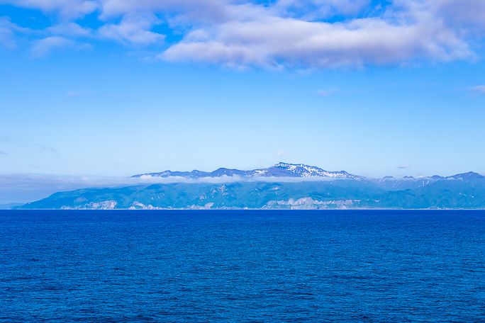 17時前には残雪を纏った狩場山から茂津多岬にかけての沖合を通過していく