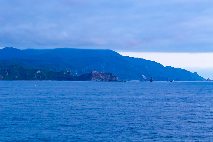 19時前になって灯光が灯り始めた神威岬の沖合を通過し、石狩湾に入っていく