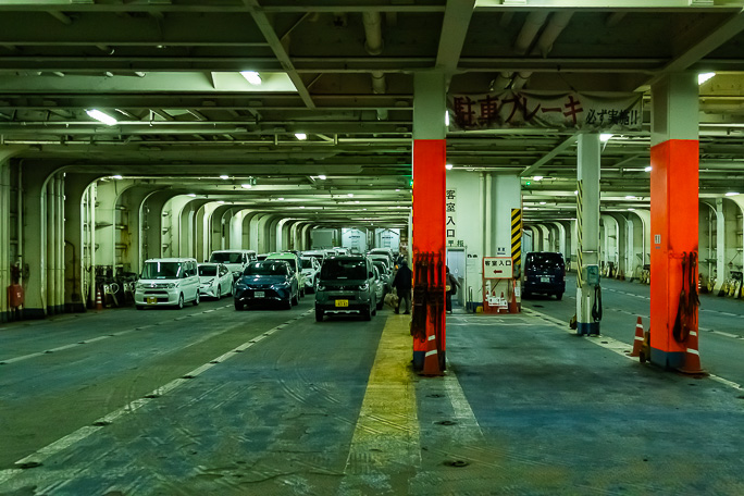 乗用車はざっと見て50台程度が乗船していた