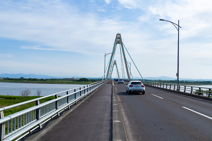 石狩川の河口付近を石狩河口橋で越えて行く