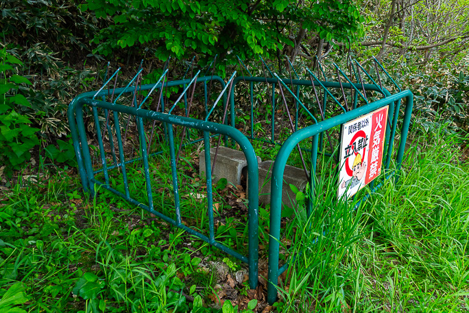 厚田油田があった無煙浜付近には今も僅かに油田跡の構造物が残っている