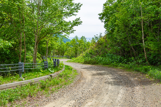 送毛山道送毛側に一部残る未舗装区間