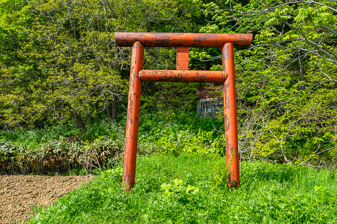 浜益温泉に近い実田浜中神社は社殿が朽ちかけていた