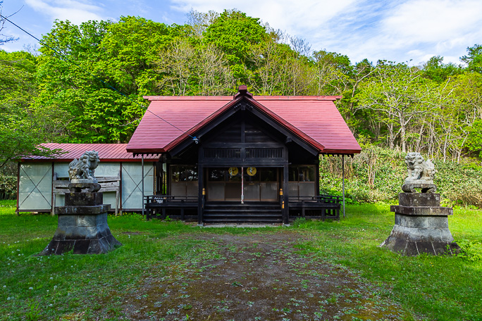 浜益村の村社である浜益神社は浜益地区の奥に鎮座する