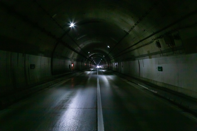 長大な浜益トンネル内を黙々と進む