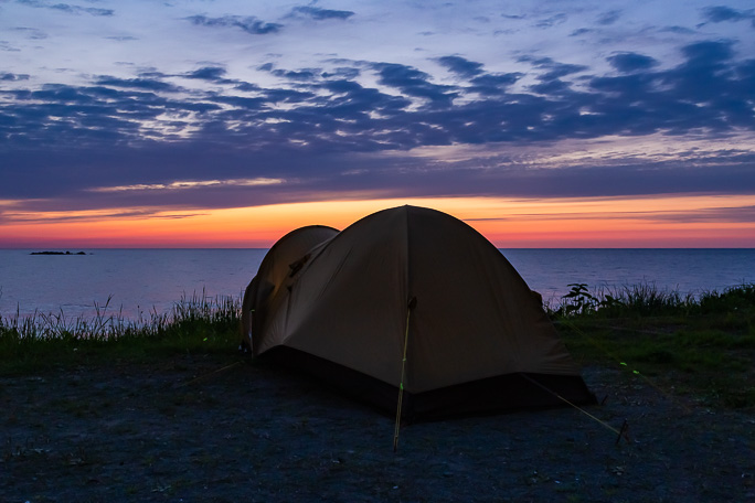 日没を見送った後は、夜半からの雨に備えてしっかりとフライシートを張った