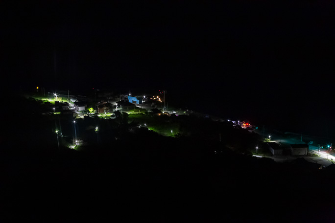 日没を見送った後は、夜半からの雨に備えてしっかりとフライシートを張った