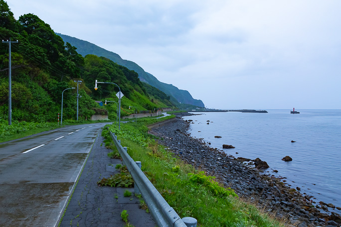 一夜を過ごした雄冬集落を遥かに見送る