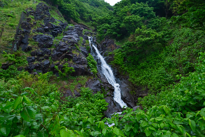 黒岩トンネルの手前にある銀鱗の滝