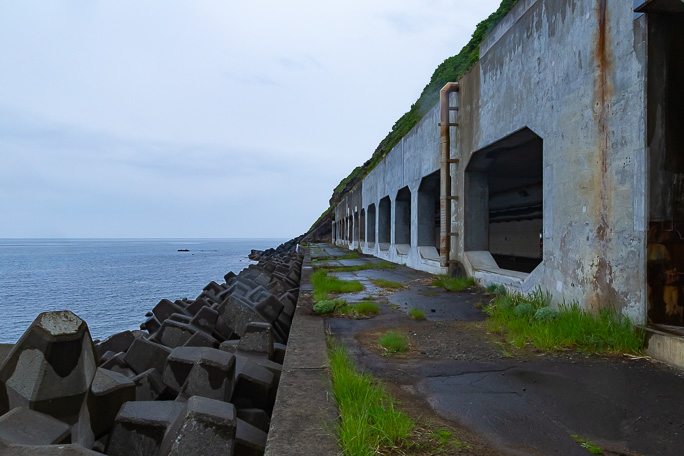 黒岩トンネルと日方泊トンネルとの間の覆道部分で海岸に出てみた