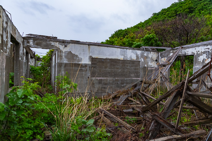 校舎はネットで見かける訪問記の写真よりも更に崩壊が進んでいた
